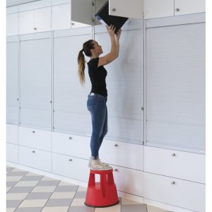 Taburete de plástico con ruedas Rollingstep Gierre