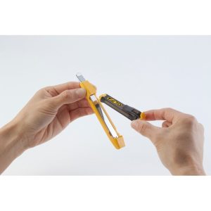 Cúter de bloqueo automático con contendor de cuchillas usadas DA-1 Olfa